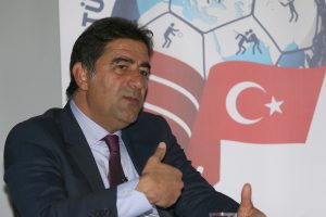 Kadro dışı kalan oyuncularla ilgili konuştu