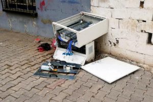 Ka&ccedil;ak elektrik kullanımını &ouml;nleyen panolara saldırdılar