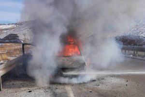 Seyir halindeki otomobil alev alev yandı