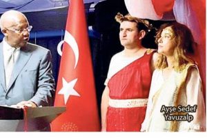 'Helen' kost&uuml;ml&uuml; Uganda B&uuml;y&uuml;kel&ccedil;isi merkeze alındı