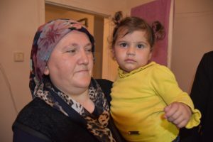 Teyzesi 5'inci kattan atmıştı, hayata tutundu