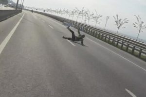 Akılalmaz kaza! Metrelerce savruldu