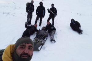 Zirvede rahatsızlanan dağcıyı arkadaşları indirdi