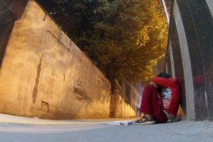 Kaldırımda uyuya kalan &ccedil;ocuk y&uuml;rekleri burktu