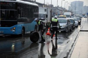 R&ouml;morktan fırlayan teker faciaya yol a&ccedil;ıyordu!