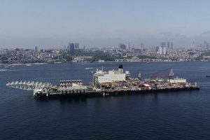 T&uuml;rkAkım boru hattını d&ouml;şeyen dev: Pioneering Spirit