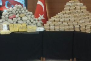B&uuml;y&uuml;k operasyon! Y&uuml;zlerce kilo ele ge&ccedil;irildi