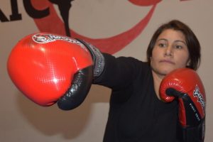 Sağlıklı yaşam i&ccedil;in kick boksa başladı