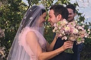 Mandy Moore ile Taylor Goldsmith evlendi