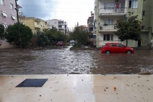 İzmir'in doğu il&ccedil;elerini sağanak vurdu