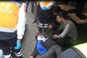 Kaza yapan motosikletlinin elini bırakmadı