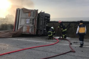 Kamyon ile beton mikseri &ccedil;arpıştı