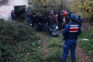31 g&ouml;&ccedil;men ile 1 organizat&ouml;r jandarmaya yakalandı