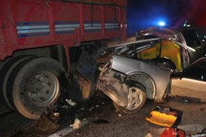 TIR'a arkadan &ccedil;arpan ara&ccedil; hurdaya d&ouml;nd&uuml;: 1 ağır yaralı