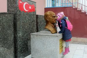 Minik kız, sınıfına girmeden &ouml;nce her sabah Atat&uuml;rk'&uuml; &ouml;p&uuml;yor