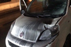 Otomobilden indi ticari aracın altında kaldı