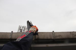 &Ccedil;atıda asılı kalan g&uuml;vercini itfaiye kurtardı