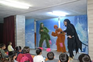 300 minik &ouml;ğrenci ilk kez tiyatro ile tanıştı