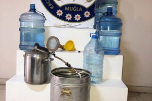 Polis ka&ccedil;ak rakıya ge&ccedil;it vermedi!