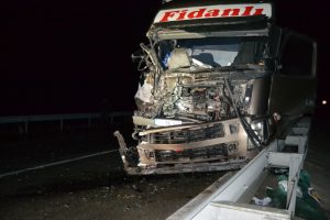 Hurdaya d&ouml;nen TIR'dan yara almadan kurtuldu
