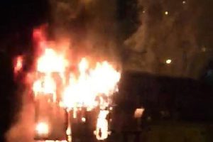 Park halindeki kamyonun kasası alev aldı