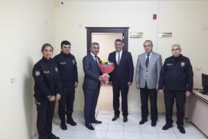 Polisler &Ouml;ğretmenler G&uuml;n&uuml;n&uuml; kutladı