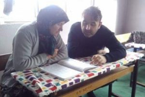 İmam, kadınlara okuma yazma &ouml;ğretiyor