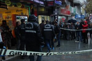 Kuyumcuyu soyan ş&uuml;pheliyi vatandaşlar yakaladı