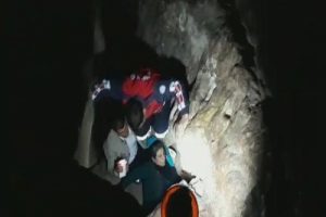 8 metrelik &ccedil;ukura d&uuml;şt&uuml;, ekipler seferber oldu!