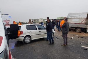 Otomobil ile kamyonet &ccedil;arpıştı: 4 yaralı