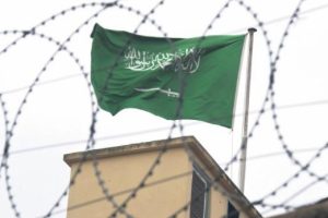 Suudi Arabistan'a darbe &uuml;st&uuml;ne darbe! O &uuml;lke de durdurdu...