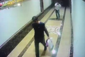 Girdikleri evdeki altın kaplama muslukları &ccedil;aldılar