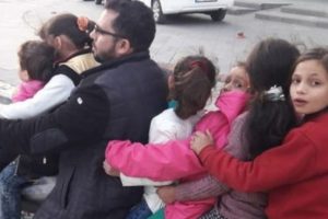 Motosikletine 6 &ccedil;ocuk bindirip trafiğe &ccedil;ıktı!