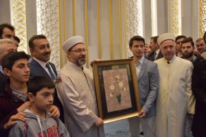 Yurtlarda kalan gen&ccedil;ler Diyanet İşleri Başkanı Erbaş'la bir araya geldi
