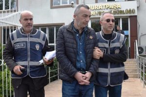 'Peruk'lu hırsızlar kıskıvrak yakalandı