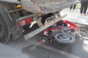 Otomobil elektrikli bisiklete &ccedil;arptı