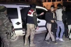 5 kişilik ara&ccedil;tan, 16'sı ka&ccedil;ak, 17 kişi &ccedil;ıktı