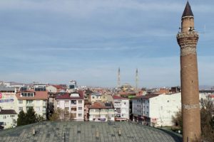 Tarihi Ulu Cami'nin minaresi yapılışından eğri!