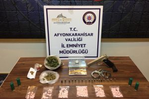 Sokak satıcılarına y&ouml;nelik uyuşturucu madde operasyonu