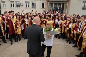 Bursa'da lise &ouml;ğrencilerinden &ouml;ğretmenlerine s&uuml;rpriz kutlama
