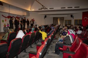 Bursa'da hasta &ccedil;ocuklara b&uuml;y&uuml;klerden masallar