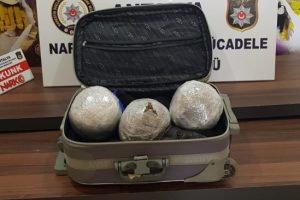 Bavul i&ccedil;inde 3 kilo uyuşturucu ele ge&ccedil;irildi