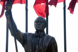 Atat&uuml;rk'e benzemeyen heykel yeniden yapıldı
