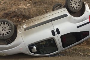 Takla atan otomobilden yara almadan kurtuldular