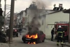 Bursa'da seyir halindeki otomobil alev aldı