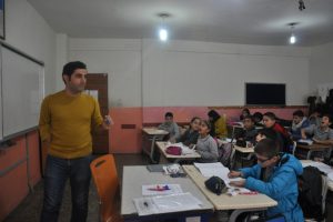 Engelli &ouml;ğretmen &ccedil;ocuklara umut oluyor