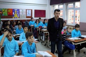 Engelli &ouml;ğretmen: '&Ouml;ğrencilerin sesini duymak hayata bağlılığımı artırıyor'