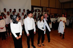 Van YY&Uuml;'de diş hekimi adayları beyaz &ouml;nl&uuml;klerini giydi