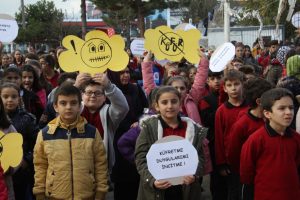 O okuldaki &ouml;ğrencilerin k&uuml;f&uuml;r etmesi yasaklandı