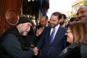 Bakan Albayrak'tan esnafa s&uuml;rpriz ziyaret